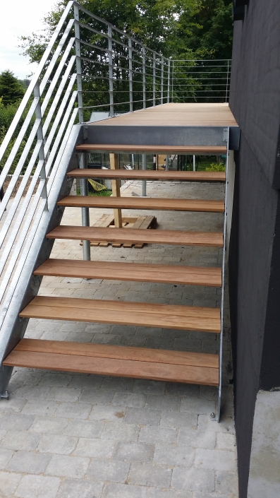 Trappe med hårdtræ terrasseplanker