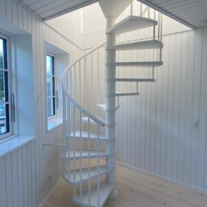 Hvid træ spindeltrappe