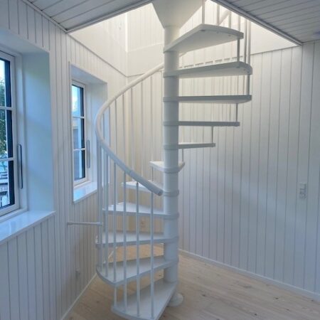 Hvid træ spindeltrappe